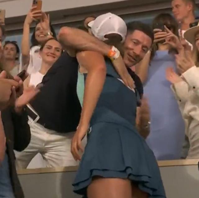 Fransa Açık'ta şampiyon Iga Swiatek! Dünyaca ünlü futbolcu sarılarak tebrik etti