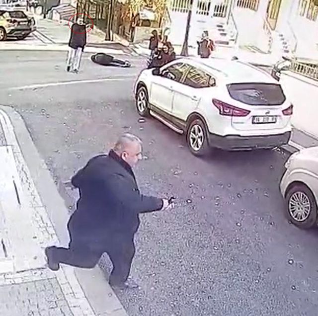 Cinnet geçiren adam rastgele ateş ederek biri kadın 3 kişiyi vurdu