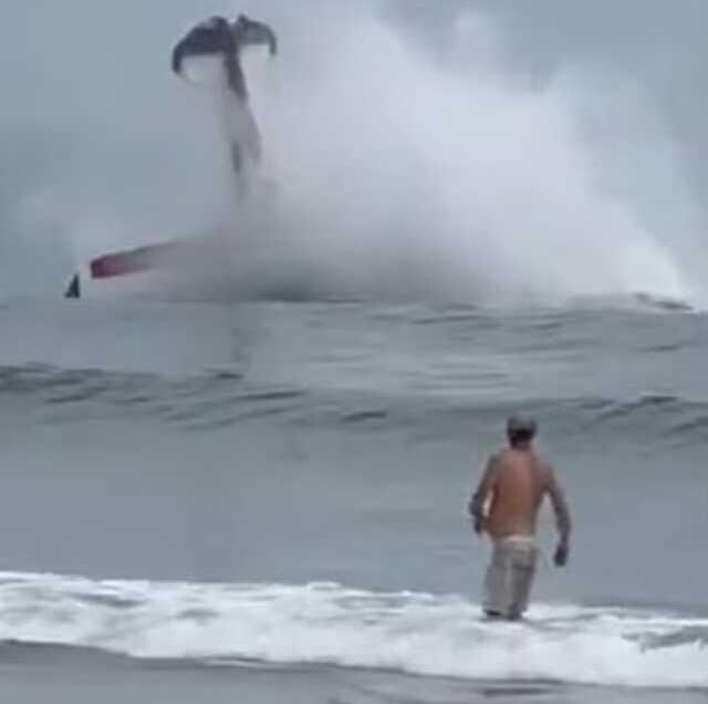 ABD'de Plaja İnen Uçak Şoke Etti: Yüzücülerin Yanında Suya Daldı