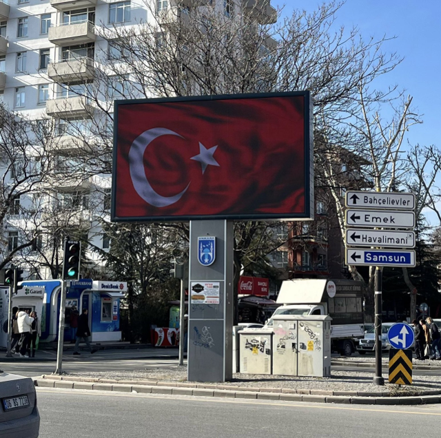 Ankara'daki dev ekranlarda Türk bayrağı