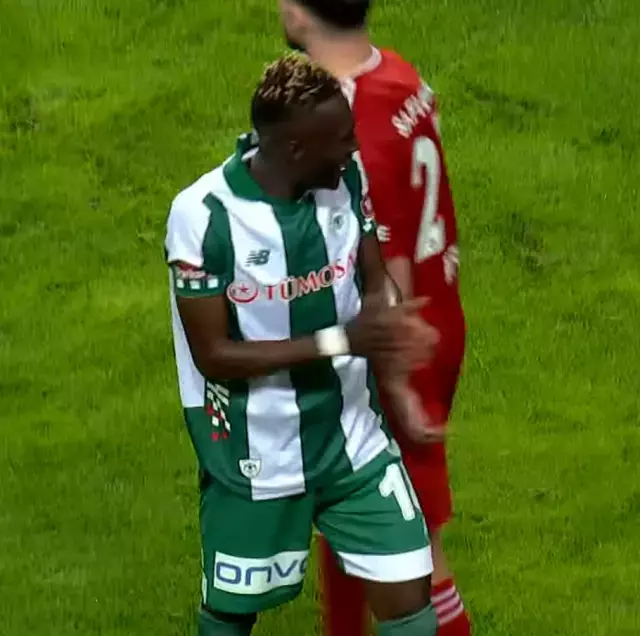 Bahis oynadığı ortaya çıkan futbolcunun gördüğü kırmızı kart ve yaptığı harekete bakın
