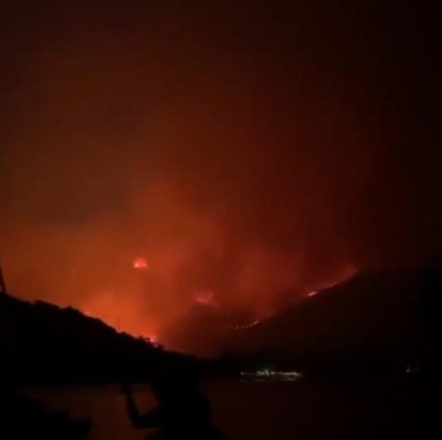 Hava karardı ancak alevlerle mücadele canla başla sürüyor! İşte Datça'dan son görüntüler