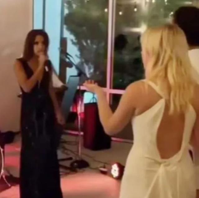 Damat düğününde sahne alan kadın şarkıcının yüzüne bakınca felç geçirdi, gelin kalakaldı