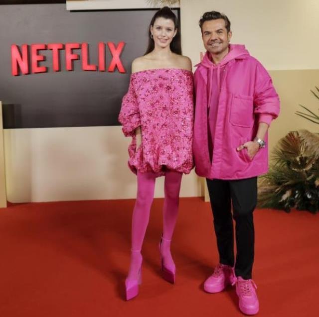 Beren Saat ve Kenan Doğulu, pembe kombinleriyle sosyal medyayı ikiye böldü