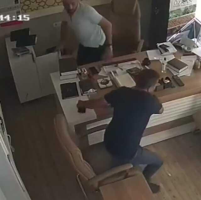 Kısa sürdü ama Adana'yı fena salladı! Vatandaşı sokağa döken deprem anı kamerada