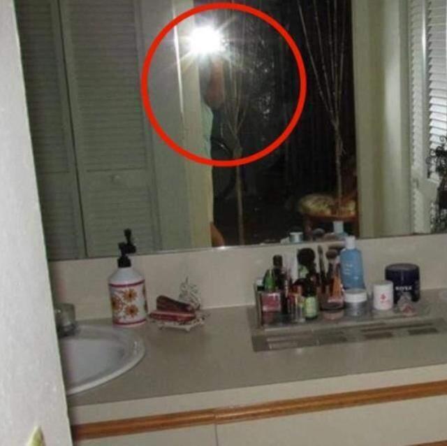 Satılık evinin banyosunda fotoğraf çekti! Aynada gördüğü adam nedeniyle dili tutuldu