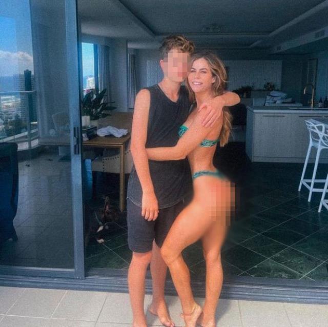 Oğlunun yanında tangasıyla poz veren anneye diğer velilerden tepki yağdı