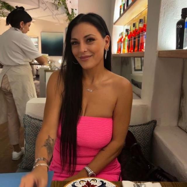 İnsanlara sarılarak milyonları kazanıyor! Genç kadının, erkeklerle ilgili cinsellik itirafı ise bomba