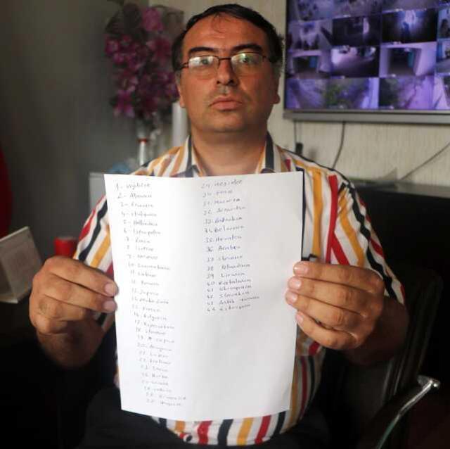 Çocukken okuduğu masal kitabından etkilenip, 44 dil öğrendi