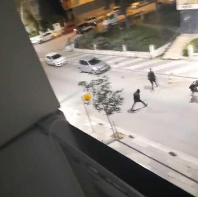 Büyükçekmece'de eline pala alan bir kişi, yoldan geçenlere saldırdı