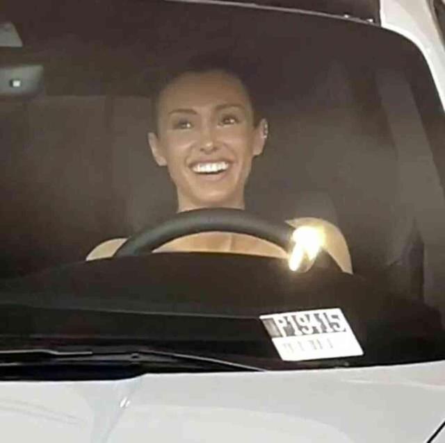 Kanye West'in eşi Bianca Censori, oto galerisinde araç almak için görüşme yapan kocasının kucağına oturdu