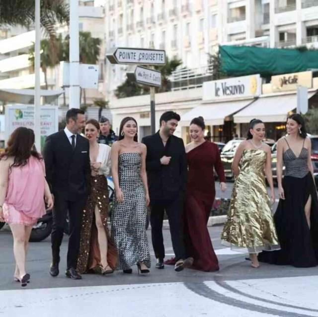 Feyza Civelek Cannes'ta ne giydi? Civelek'in eleştirilen ödül töreni elbisesi ne?
