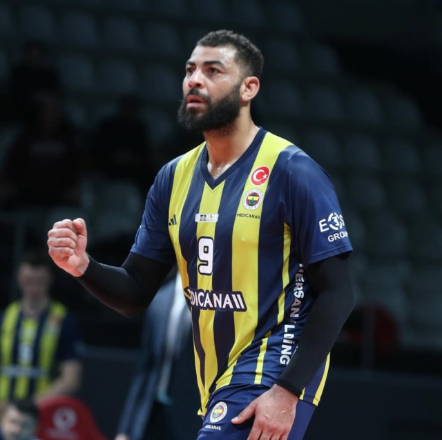 Fenerbahçe'de olay yaratan görüntü: Maç öncesi sigara içti