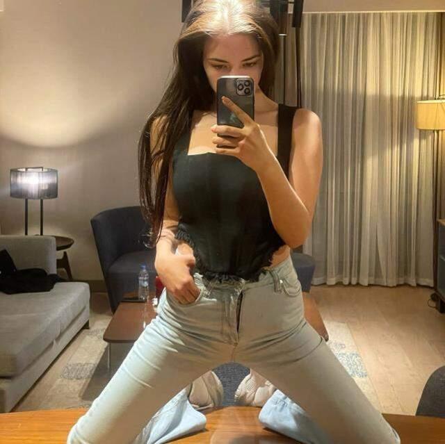 'Eskortluk yapmak zorunda kalacağım' çıkışıyla gündem olan Aygün Aydın, masanın üzerine uzanıp poz verdi