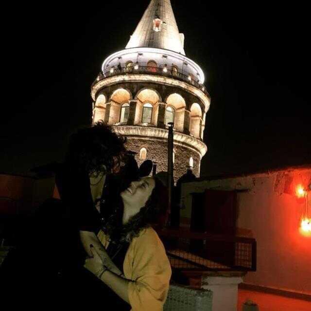 Hemcinsiyle aşka gelen Senem Kuyucuoğlu, dudak dudağa pozunu paylaştı