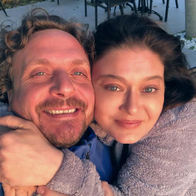 Bikinisiyle sere serpe yatarak poz veren Nurgül Yeşilçay, fiziğiyle dikkat çekti
