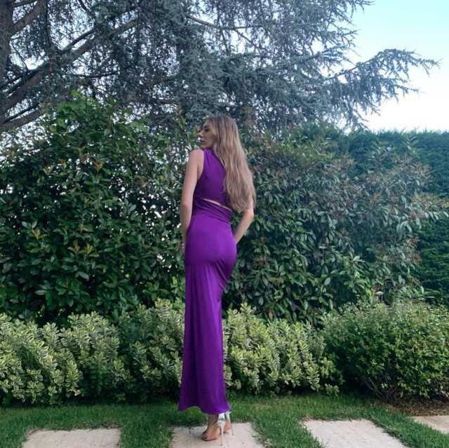 2 çocuk annesi Sinem Kobal derin yırtmaçlı elbisesiyle poz verdi, fiziği hayran bıraktı