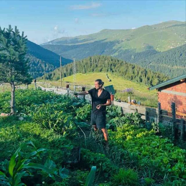 Çiçeği burnunda gelin Melisa Aslı Pamuk, eşi Yusuf Yazıcı'nın köyüne gitti
