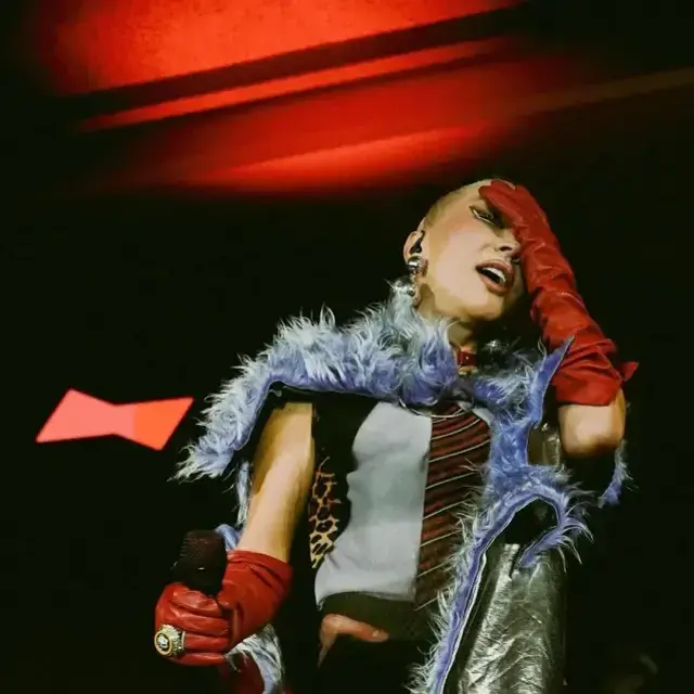 Konserde seyircinin sesinden korkan Hande Yener mikrofonu uzattığı gibi geri çekti