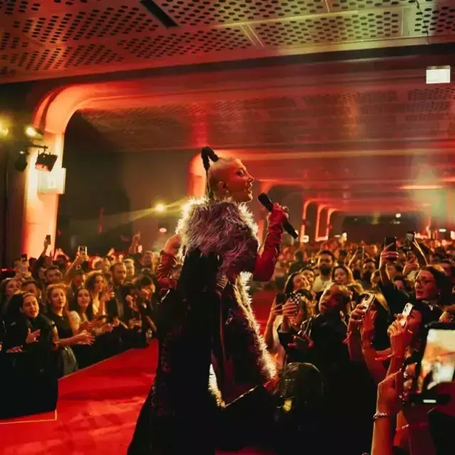 Konserde seyircinin sesinden korkan Hande Yener mikrofonu uzattığı gibi geri çekti