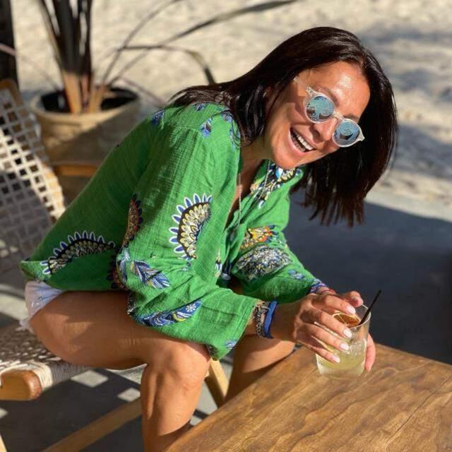 Bikinili görüntülenen Asuman Dabak, fiziğiyle genç kızlara taş çıkartıyor