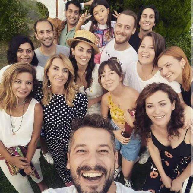 Final kararı alan Sen Çal Kapımı'nın çekimleri tamamlandı, oyuncular son set gününde duygusal anlar yaşadı