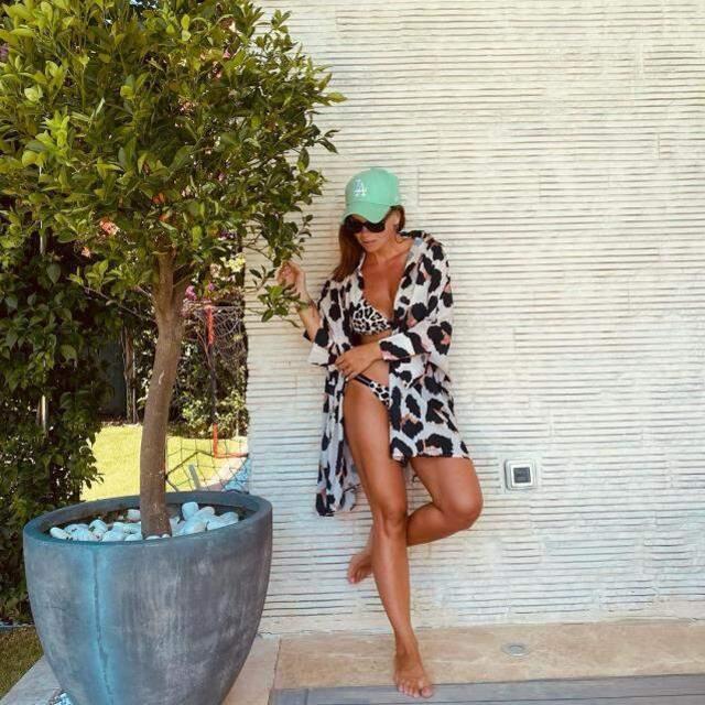 36 yaşındaki Pelin Karahan, peş peşe leopar desenli bikinili pozlarını paylaştı