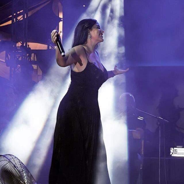 Ünlü şarkıcı Zara, konserinde giydiği derin dekolteli siyah elbisesiyle hayranlarını mest etti