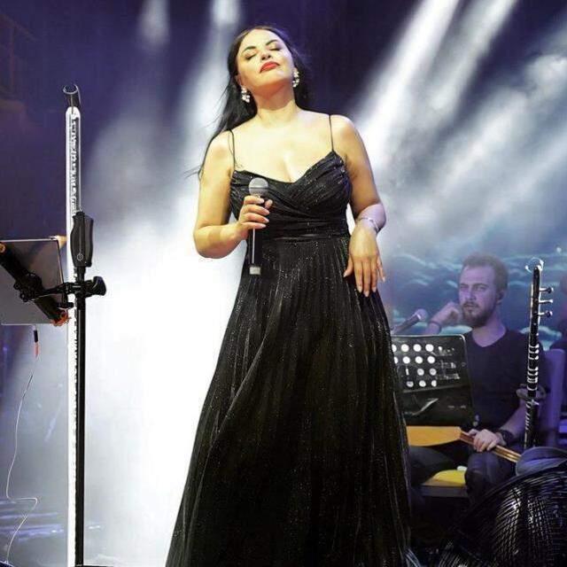 Ünlü şarkıcı Zara, konserinde giydiği derin dekolteli siyah elbisesiyle hayranlarını mest etti