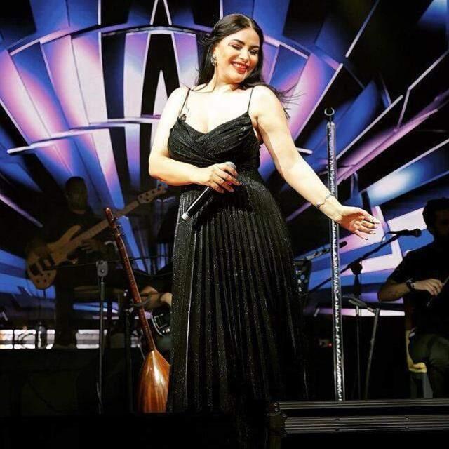 Ünlü şarkıcı Zara, konserinde giydiği derin dekolteli siyah elbisesiyle hayranlarını mest etti