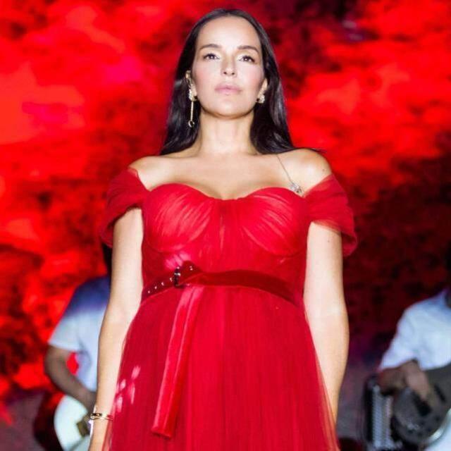 Hamilelik güzelliği yüzüne vurdu! İkinci çocuğunu bekleyen Bengü'nün kırmızı elbisesine övgü yağdı