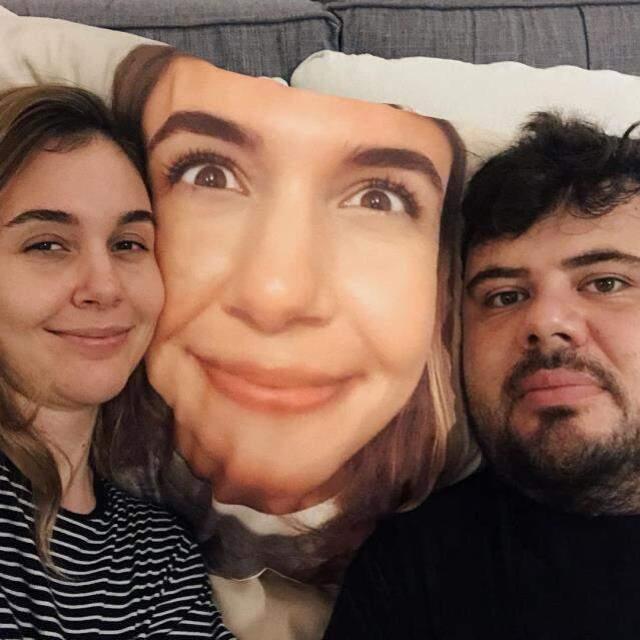 Berfu Yenenler yine yaptı yapacağını! Yatak şakasıyla Eser'i şoke etti