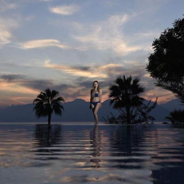 Aygün Aydın dur durak bilmiyor! Tanga bikinisiyle havuzda adeta şov yaptı