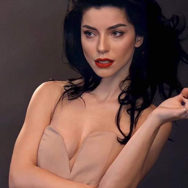 Photoshop'u abartan Merve Boluğur, sosyal medyanın diline düştü