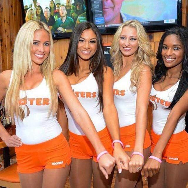 Bir dönem Türkiye'de de şube açacaklardı! Ünlü restoranda kadın garsonların giydiği tanga şort kriz çıkardı