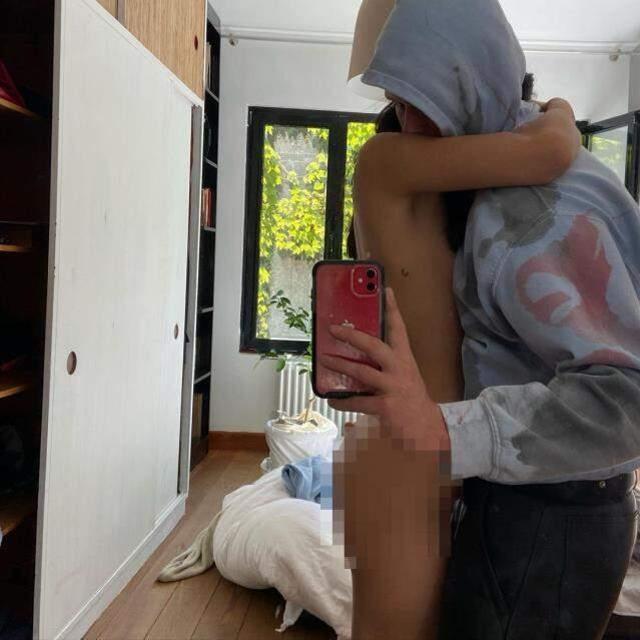 Ünlü isimden olay poz! Sevgilisinin çıplak fotoğrafını paylaştı