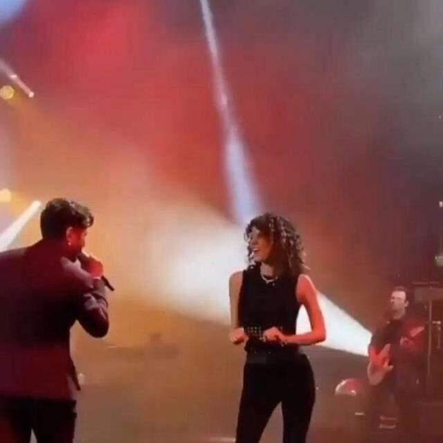 Konserde düşman çatlatan Beren Saat ve Kenan Doğulu, binlerce kişinin önünde dans etti