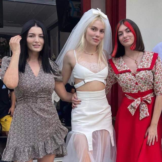 Kızlarını solladı! Aleyna Tilki'nin annesi, peş peşe bikinili pozlarını paylaştı