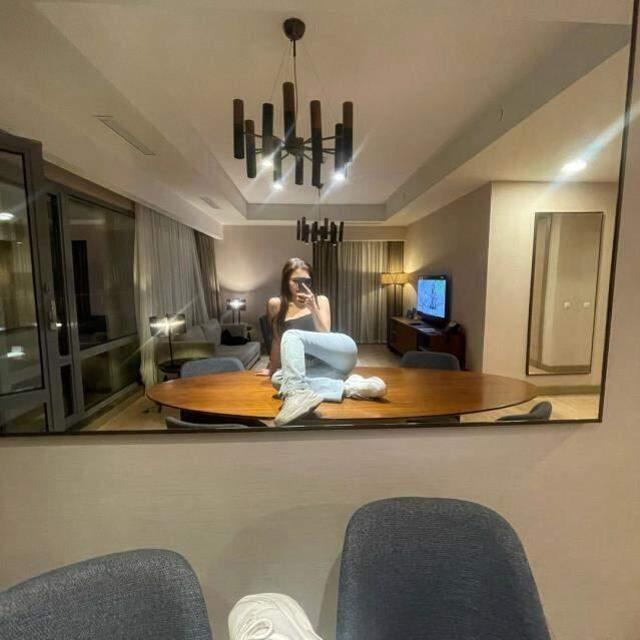 'Eskortluk yapmak zorunda kalacağım' çıkışıyla gündem olan Aygün Aydın, masanın üzerine uzanıp poz verdi