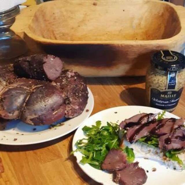 Orman kadınının yaptıkları tartışma yarattı! Yol kenarında bulduğu ölü hayvanları pişirip afiyetle yiyor