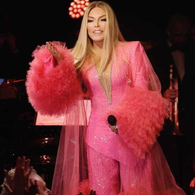 Yeni imajıyla oyuncak bebeğe benzetilen Ajda Pekkan'ı görenler tanımakta güçlük çekiyor