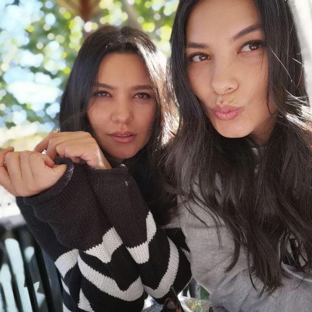 Hazal Filiz Küçükköse'nin ikiziyle fotoğrafları Instagram'ı kavurdu! Görenler ayırt edemiyor