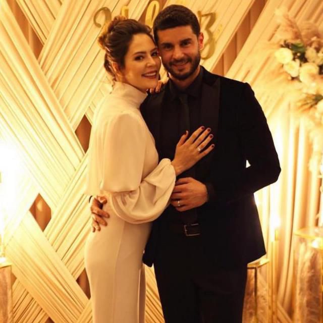 Yıldız Çağrı Atiksoy ve Berk Oktay sade bir törenle nişanlandı