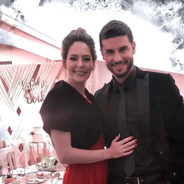 Yıldız Çağrı Atiksoy ve Berk Oktay sade bir törenle nişanlandı