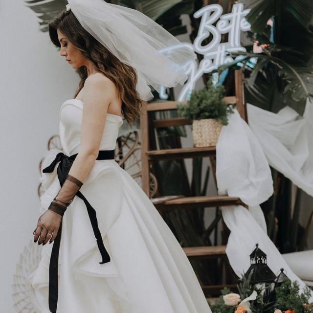 Emir Ersoy ile evlenen Gökçe Bahadır'ın siyah kuşaklı gelinliği takipçilerini ikiye böldü