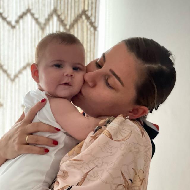 Merve Özbey, kızının doğum günü anısına Mardin'deki bir okula müzik atölyesi yaptırdı