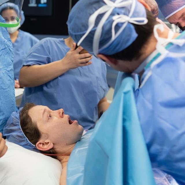 İlk bebeklerini kucağına alan Taner Ölmez ve Ece Çeşmioğlu'nun doğum esnasındaki fotoğrafları ortaya çıktı