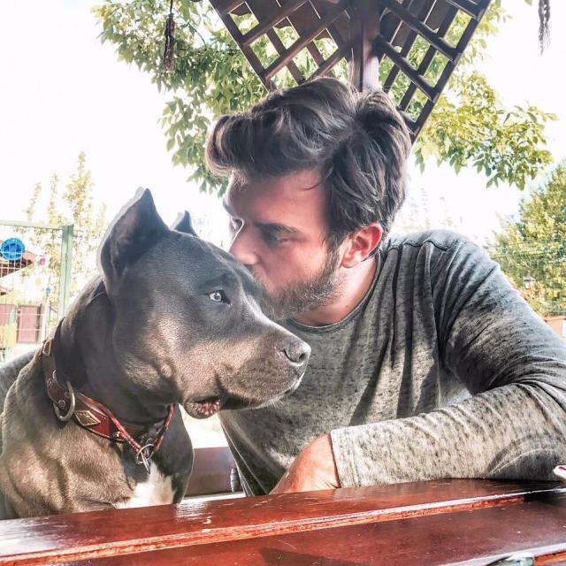 Kıvanç Tatlıtuğ'un gözlüğü 25 bin liraya satıldı, geliri sokak hayvanlarına bağışlandı