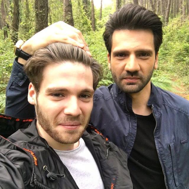 Yargı dizisinin başrolü Kaan Urgancıoğlu kardeşiyle fotoğrafını paylaştı, benzerliği görenler ayırt edemedi