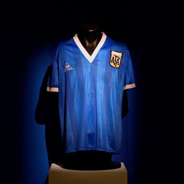 'Tanrı'nın Eli' satıldı! Futbol tarihinin en pahalı forması oldu